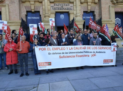 Compañeros de CCOO en la concentración del Rectorado