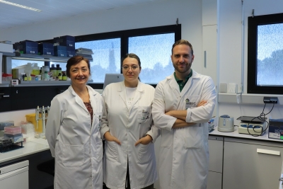 Las investigadoras Chary López-Pedrera y Laura Muñoz y el investigador Carlos Pérez, en las instalaciones del IMIBIC