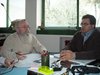 El prof Amaro y prof. García Barroso comentando datos del curso