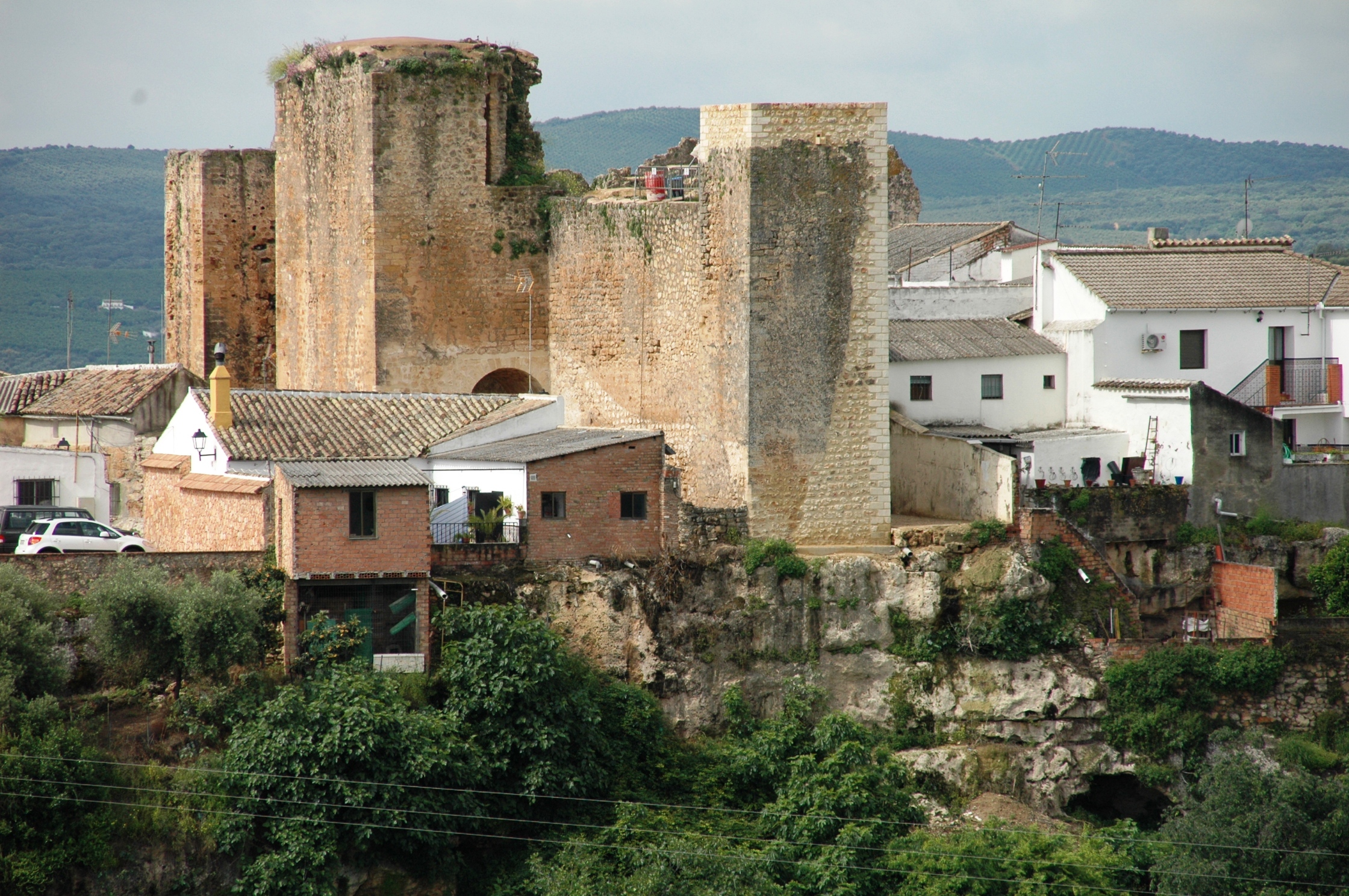 La Unidad Patricia de la UCO participa en los trabajos para la recuperación del  Castillo de Hornachuelos