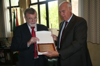 El primer licenciado en Veterinaria de la UCO visita al rector