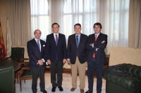  Rafael Blanco ( tercero por la izquierda) y miembros de su directiva  con el rector Jose Carlos G