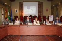 Foto de familia de premiados, autoridades e integrantes del jurado del IV Concurso contra la Violencia de G