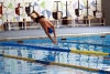 Detalle de la piscina con nadador al frente y su caracter