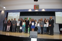 Foto de familia de autoridades y representantes de estudiantes tras la firma del documento de constituci