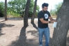 Juan Barbado, inyectando la vacuna a un pino