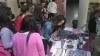 Un momento de la recogida de firmas en la Facultad de Ciencias de la Educaci