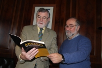 El rector, Jos Manuel Roldn, y el jefe del Gabinete de Comunicacin, Carlos Miraz, hojean el nuevo anuario de la  UCO