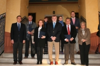 El rector, con representantes de los Ayuntamientos particpantes y responsables de la C