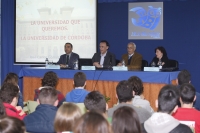 El rector (el segundo por la izquierda), durante su charla a los alumnos, acompa