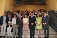 Foto de familia de autoridades y estudiantes participantes en el Programa Andaluc