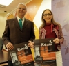 Juan Miguel Moreno y la vicerrectora Carmen Blanco posan con el cartel anunciador de UCOpo