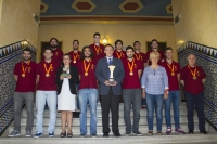 Foto de familia del equipo de Balonmano con las autoridades acad