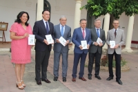 Foto de familia de autoridades asistentes a la presentaci