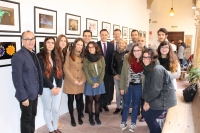Autoridades y estudiantes de Historia del Arte, tras la inauguraci