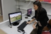 Una alumna muestra su propio avatar en el mundo virtual creado en la Universidad de C