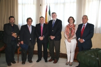 Francisco Gil-Ortega y Jos Manuel Roldn se saludan tras la firma del acuerdo