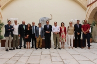 Equipo de investigacin Antiguas Ciudades de Andaluca, de la UCO, junto a las autoridades, en la presentacin de tres estatuas sedentes romanas en Baena, al fondo