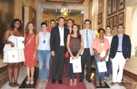 El rector, la vicerrectora de  Relaciones Internacionales y el decano de Ciencias, con las alumnas y mentores del prgorama.