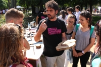 Un investigador de la UCO conversa con un grupo de estudiantes durante la edici