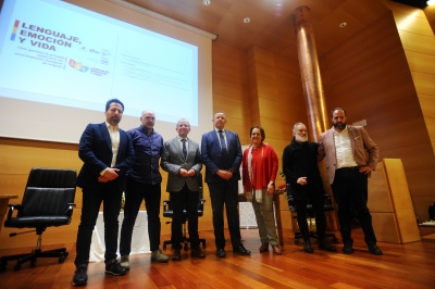 Foto de familia de autoridades acadmicas y participantes en la sesin inaugural del ciclo.