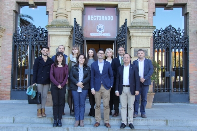 Foto de familia de asistentes a la reunin