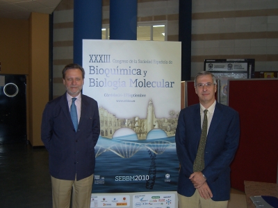 El Presidente de la Sociedad Espaola de Bioqumica y Biologa Molecular (SEBBM), Miguel ngel de la Rosa Acosta (izquierda), y el Presidente del Comit Organizador del XXXIII Congreso Nacional de la SEBBM, Emilio Fernndez Reyes (derecha), en la presentacin de las actividades satlite del congreso