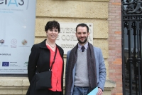 Michele Cox y Carlos Garca Martnez, en la puerta del  Rectorado