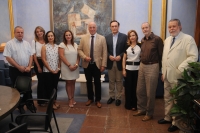 Jos Carlos Gmez Villamandos y Antonio Ruiz , en el centro, con responsables de la iniciativas tras firmar los convenios