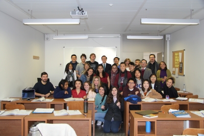 El rector en el centro, junto a la vicerrectora, personal del centro y alumnado