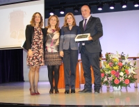 Rosario Mrida y Mara Rosal, junto al presidente de la Diputacin y la delegada del rea de Igualdad.