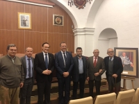 El rector, en el centro, junto al actual decano y ex decanos del centro