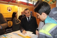 Alfonso Zamorano ha informado a los estudiantes que se han acercado al stand de la UCO.