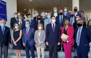 Foto de la familia de los asistentes al acto.