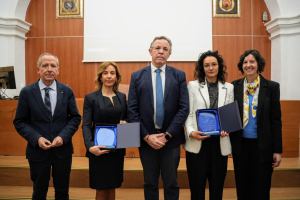 La viuda y la hermana del profesor Torralbo recogen una placa conmemorativa durante la inauguración de las jornadas.