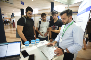 Estudiantes de la ESPC visitan uno de los stands.