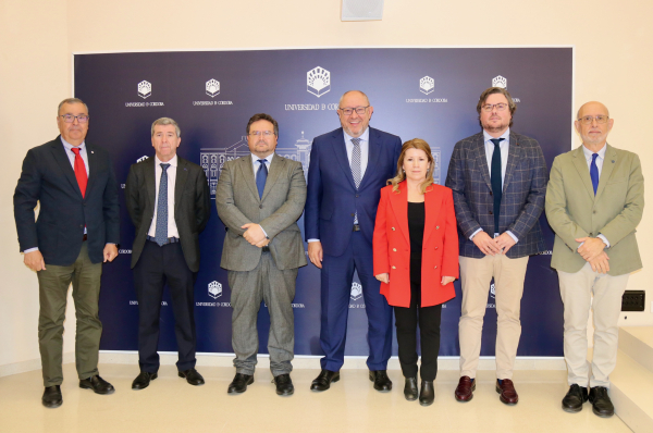 Foto de familia de representantes de ambas instituciones, tras la firma del convenio.