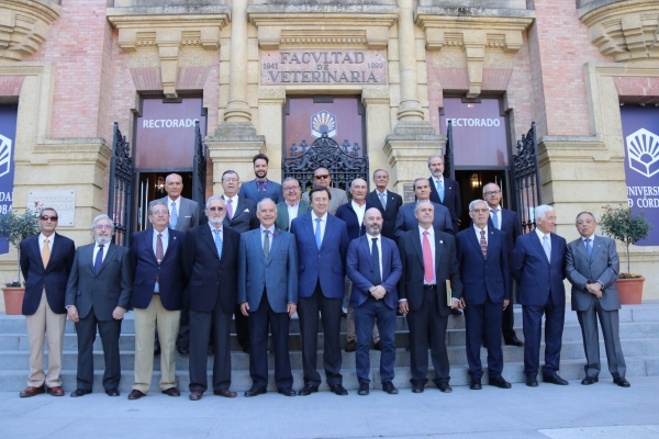 Foto de familia de los asistentes a la celebración.