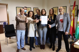 El equipo decanal con su certificado.