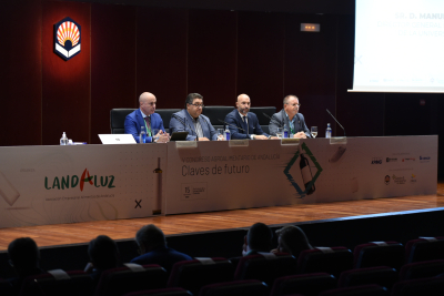 De izquierda a derecha: osé Carlos Álvarez, director gerente de la Agencia Agraria y Pesquera de Andalucía (AGAPA); Manuel Ángel Amaro, director general de Formación Continua de la Universidad de Córdoba; Álvaro Guillén, presidente de LANDALUZ; y Rafael Moreno, director de la Cátedra de Gastronomía de Andalucía.