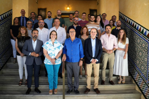 Foto de familia de instituciones, empresas colaboradores y alumnado que ha finalizado el máster.