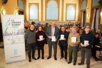 Autoridades académicas junto a los autores del libro.