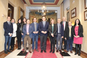 Imagen de familia de autoridades universitarias y municipales tras la firma del acuerdo.