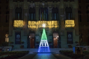 Rectorado con iluminación navideña.