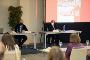 El vicerrector Enrique Quesada (Izqd.) y el catedrático Jesús Díez Dapena (dcha.), en la inauguración de la XV Reunión Nacional del Metabolismo del Nitrógeno.