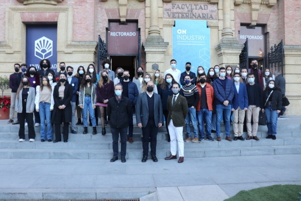 Foto de familia de los participantes del VI Congreso de Investigadores Noveles, en el Rectorado de la UCO. 