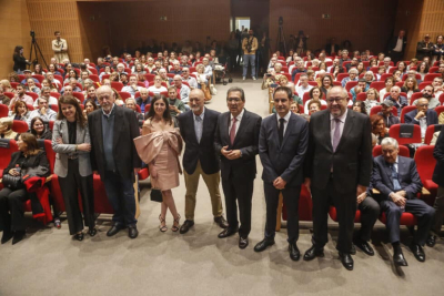 Foto de familia de autoridades y participantes en las jornadas.