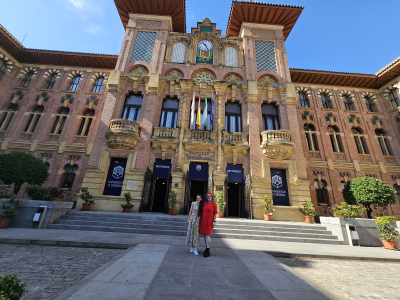 Las dos alumnas eslovacas a su llegada al Rectorado.