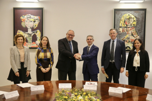 El rector y el CEO del Palacio de Congreso estrechan manos tras la firma del convenio.