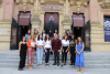 Foto de familia de las estudiantes internacionales del máster junto a las autoridades académicas.